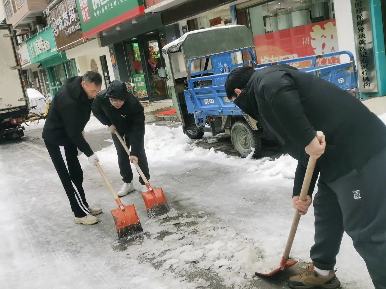 鏟冰除雪 溫暖相伴——天海集團(tuán)參與清冰障、除冰凍行動(dòng)